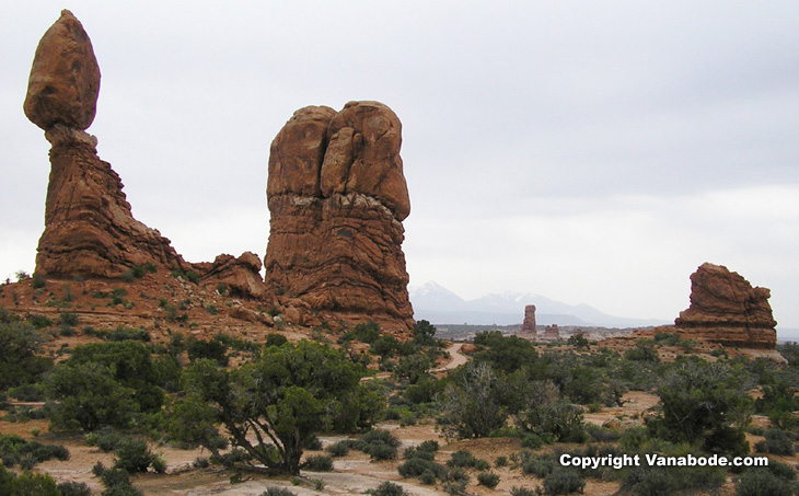 arches national park balancing rock picture