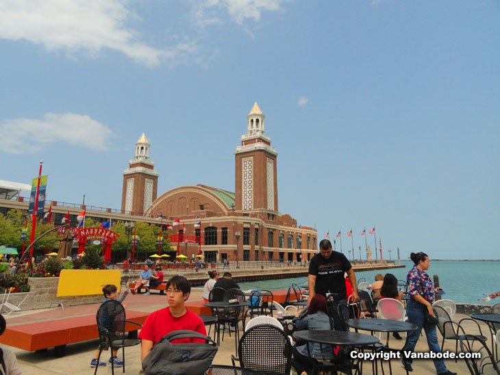 navy pier in chicago hosts food and boating activities