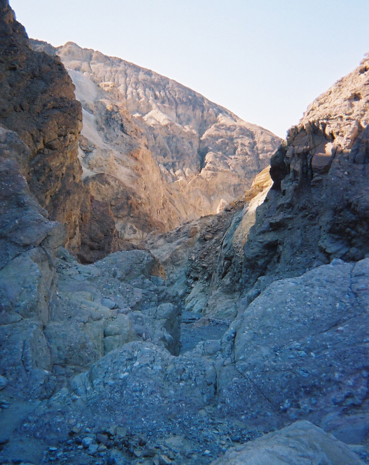 picture of canyon walls on red cathedral hike
