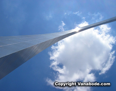 picture looking up at gateway arch st louis missouri