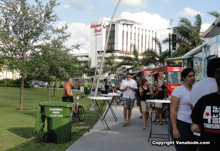 picture of food trucks in park in hollywood florida