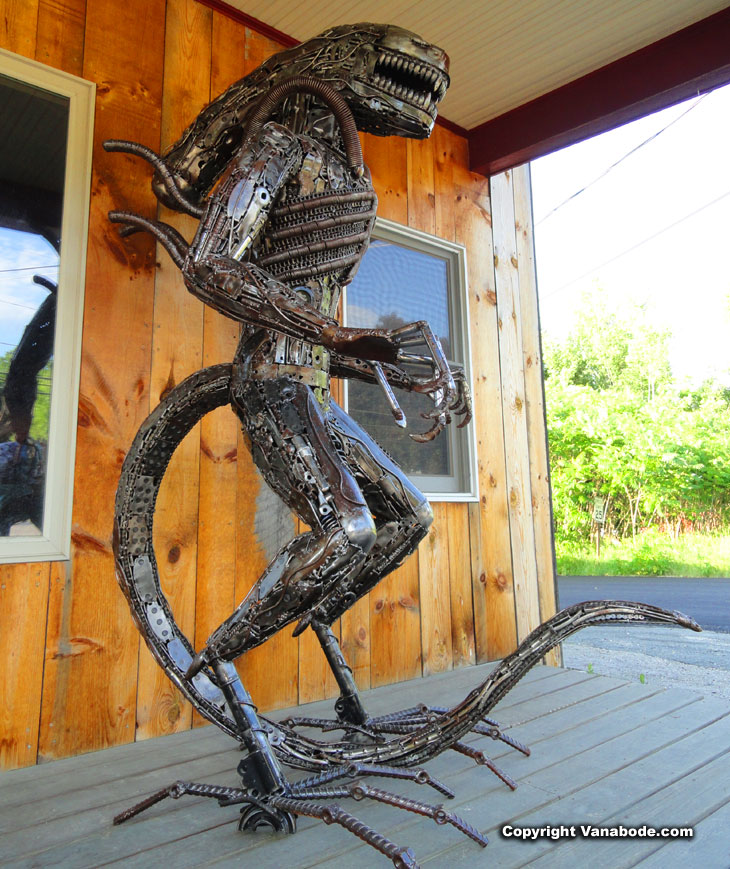metal-sculpture-alien