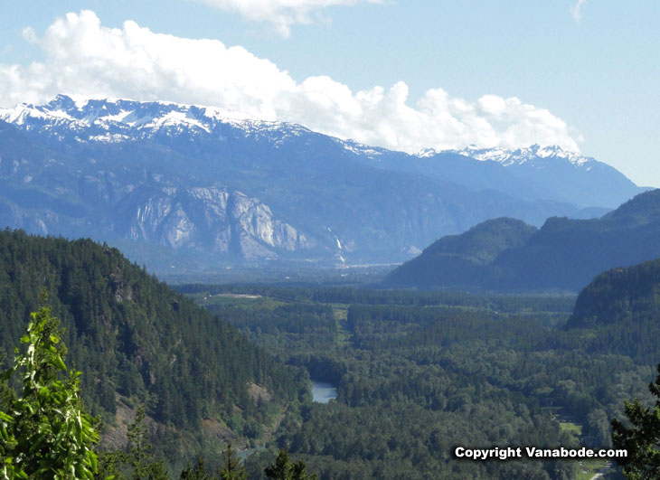 picture of mountains in squamish canada