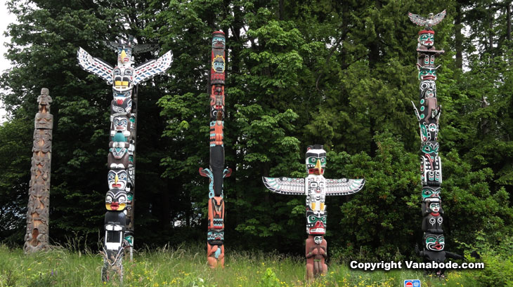 picture of totem poles in stanley park vancouver canada